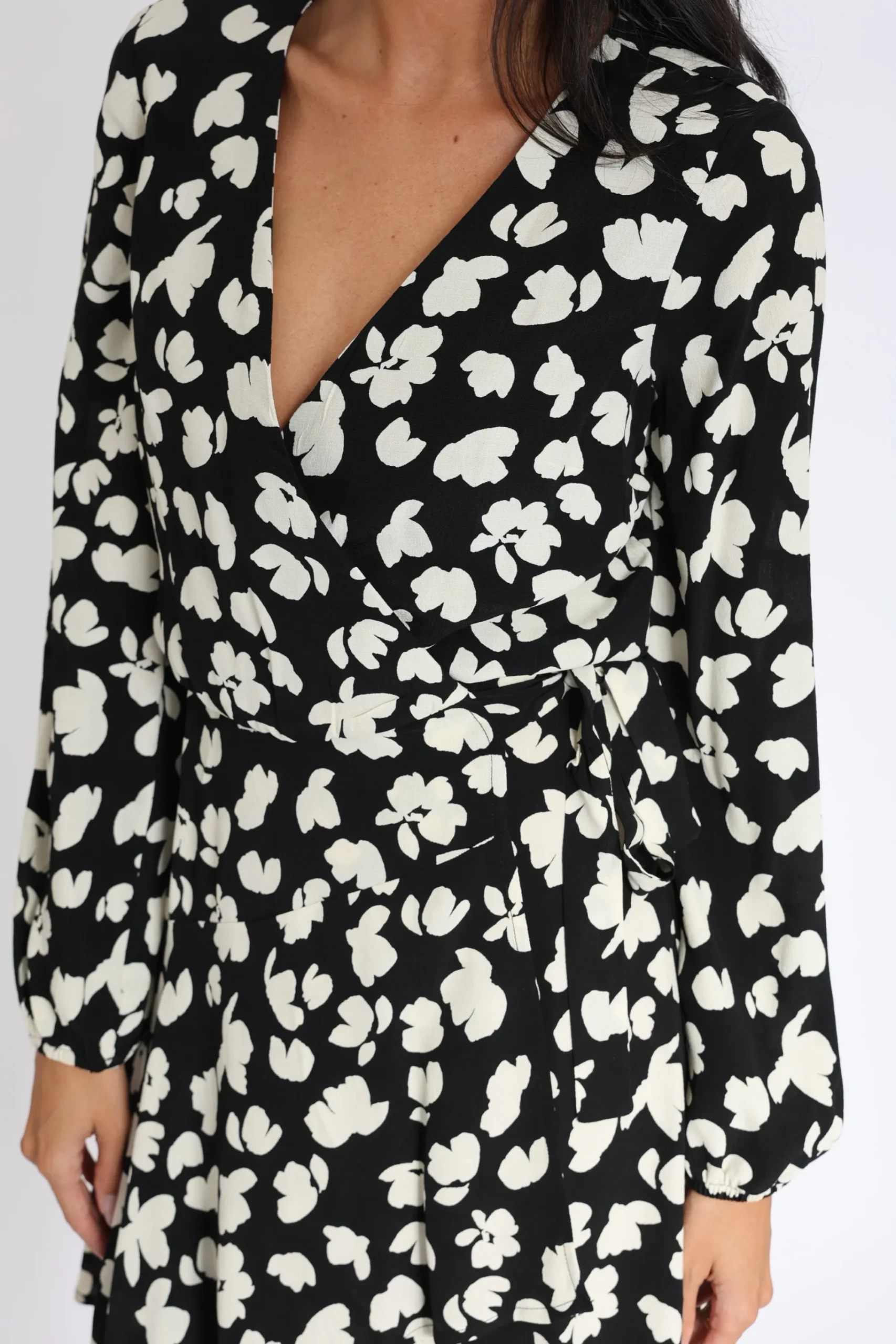 robe_courte_carmen_noirbl_2.webp KOOKAÏ ROBE COURTE CARMEN Noir/blanc New